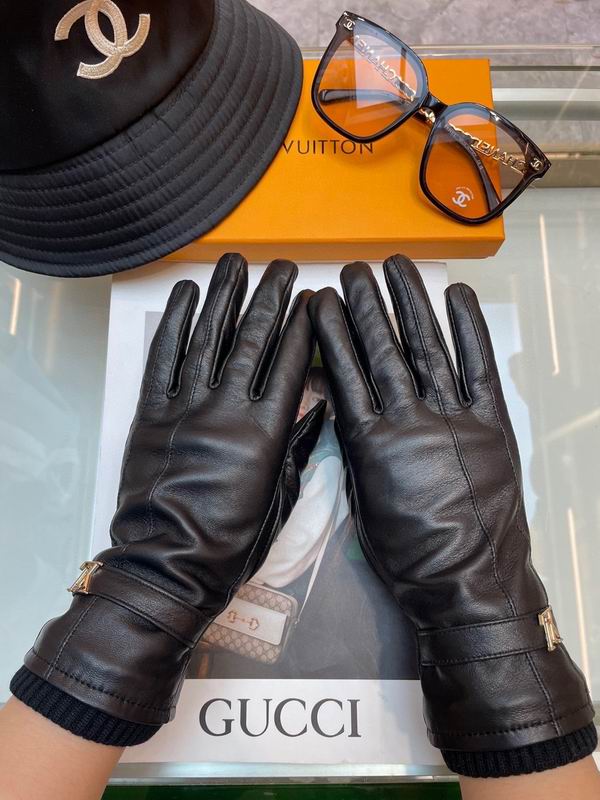 LV gloves M L 013018